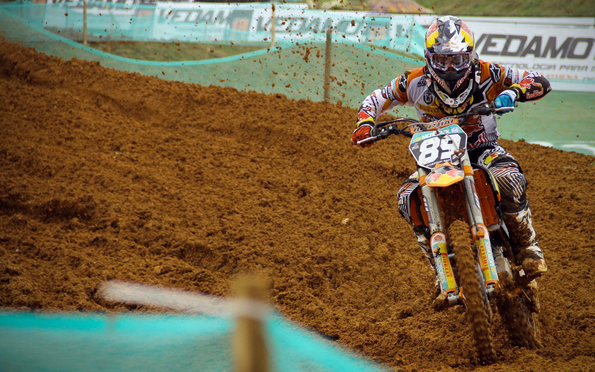 “亲子游乐中心体能闯关赛” 孩子玩得尽兴家长陪着流汗