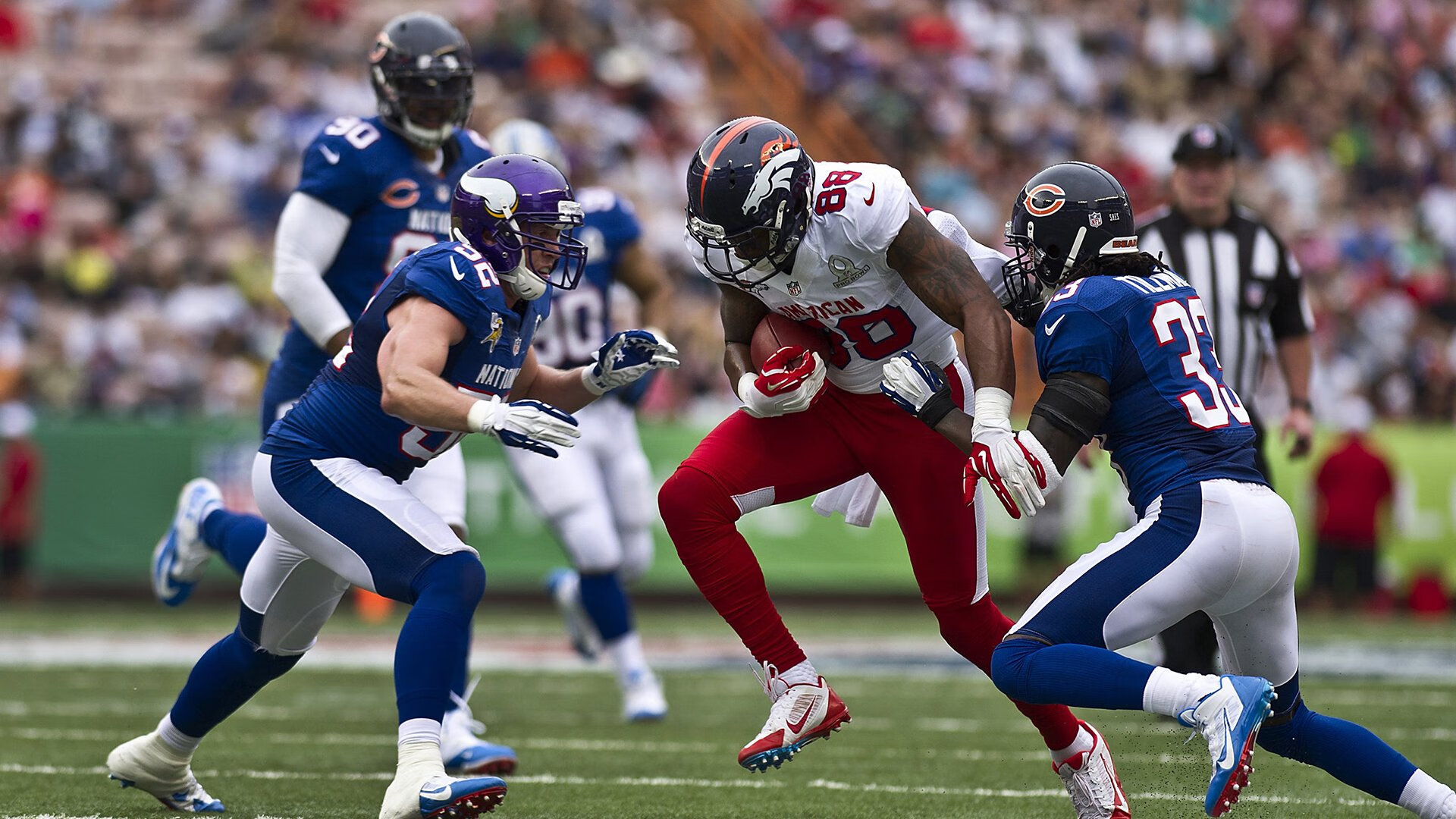 城市冰雪文化节开幕 雪地足球与冰上自行车吸引市民排队